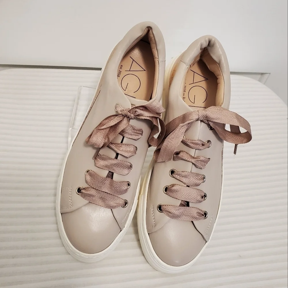 EUC AGL Cap Back Platform Sneaker Shoes in a soft nude/rosegold leather sz. 39.5